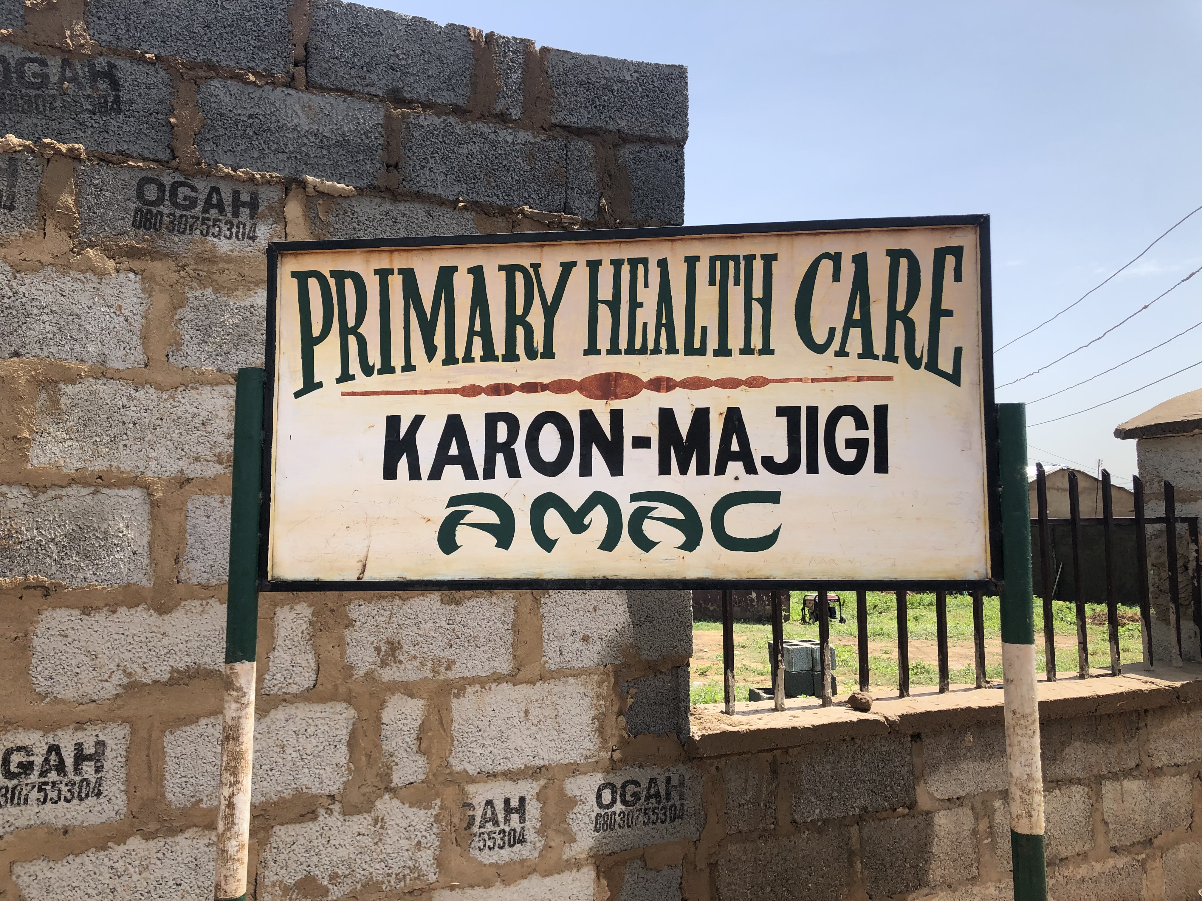 A picture of the signpost in front of the Karon-Majigi Healthcare Centre.